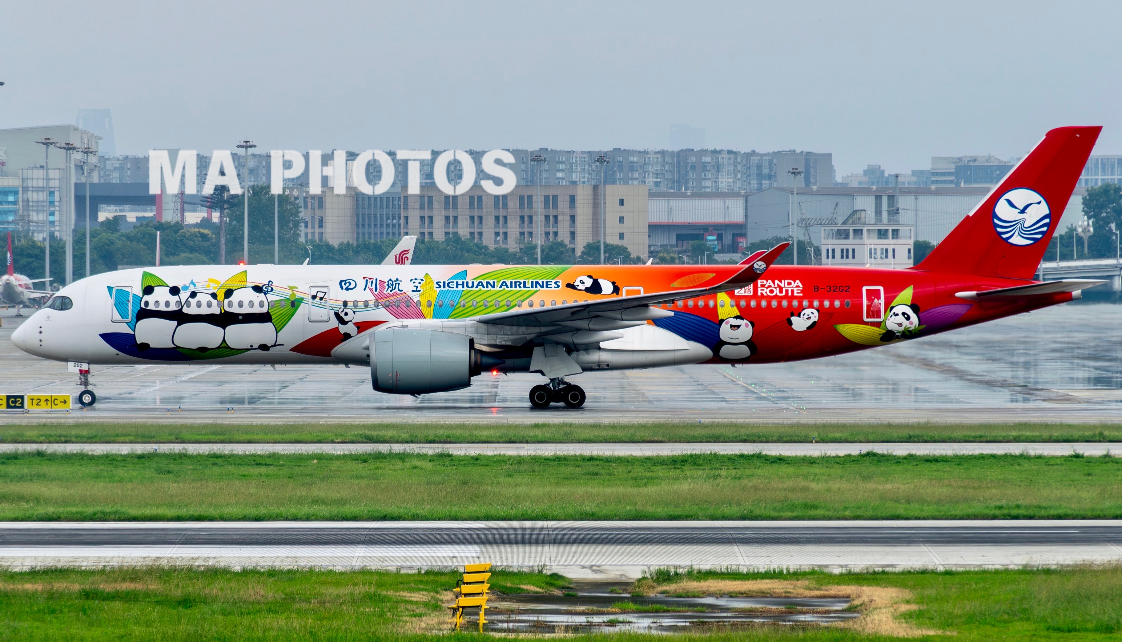 四川航空A350-900正在滑行
